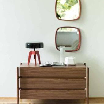 Exceptional Porada Pileo table lamp with tin-plated shiny black shade and vibrant red matt lacquered Canaletto walnut base