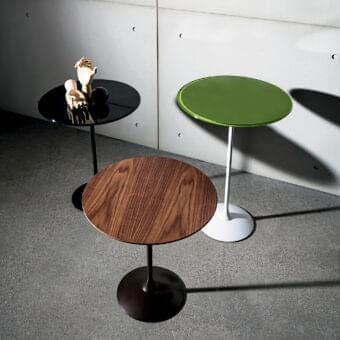 Elegant Sovet Italia Tulip side table with wood tabletop and satin finish, supported by a white metal stem with glossy black base