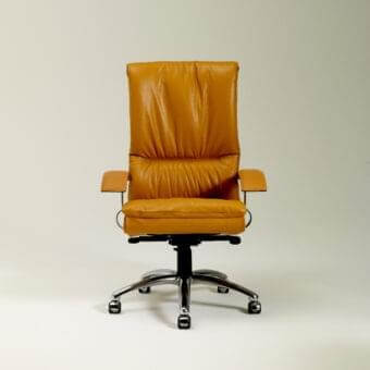 Superior 4 Mariani Lux armchair with golden-brown leather upholstery and polished aluminum five-star base