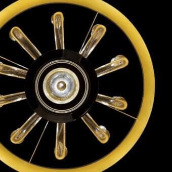 Exceptional Barovier&Toso Pandora suspension lamp with clear Venetian crystal arms and glossy yellow outer ring crafted in black metallic tones