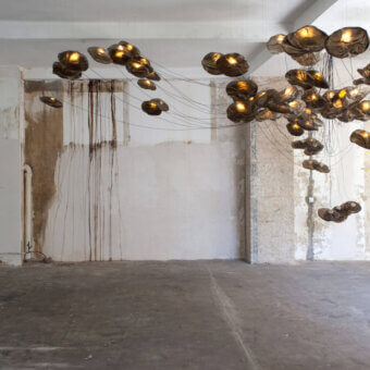 Exceptional Bocci 73 sculptural cable suspension lamp with golden-brown translucent blown glass and braided metal coaxial cable