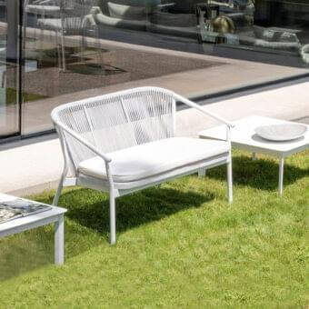 Elegant Varaschin Smart sofa with curved lines in off-white VAR#TEX and powder-coated aluminum construction