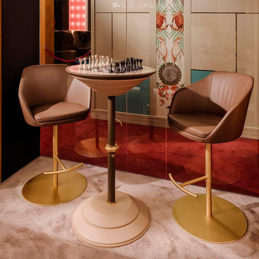 Distinguished Vismara Goemon chess table with round printed glass tabletop and polished chrome metal details in matte lacquer