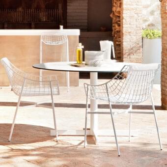 Exceptional Varaschin Summer Set table crafted with powder-coated steel and a matte white finish for durable outdoor dining
