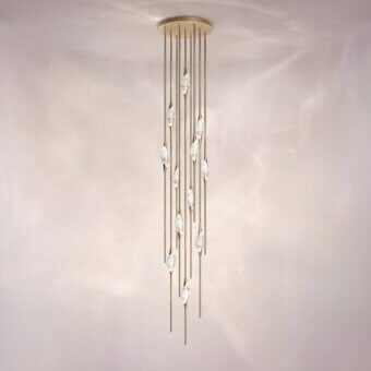 Superior Il Pezzo 12 Cluster suspension lamp with clearest crystal suspended from refined brass stems and satin brass casting rings