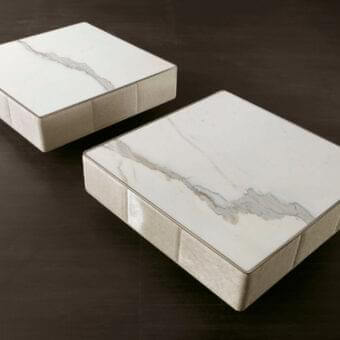 Exceptional Rugiano Hugo coffee table with white and grey marble-like veining and light-colored leather built with Baguette embroidery