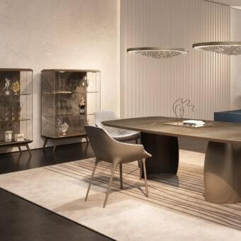 Distinguished Reflex London cupboard with transparent glass, bevelled wood and metal feet, showcasing London engraving or Marble Glass