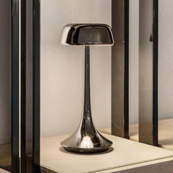 Exceptional Rugiano Wanda table lamp with glossy silver metallic structure and rounded rectangular shade crafted in Italy
