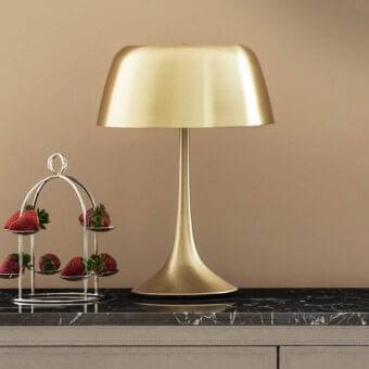 Distinguished Rugiano Wanda table lamp with curved silhouette and metallic structure in gold glossy finish