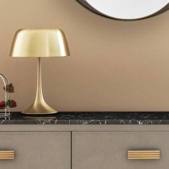 Elegant Rugiano Wanda table lamp with geometric form and metallic structure in glossy gold tone