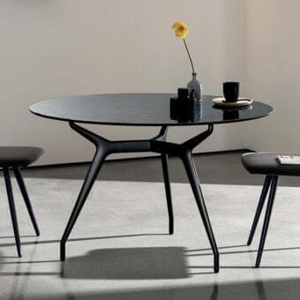 Elegant Sovet Italia Arkos table with aerodynamic lines and glossy black aluminum die-casting legs