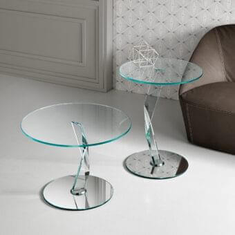 Distinguished Tonelli Design Bakkarat side table crafted in extra clear glass with sculptural central leg and mirrored base