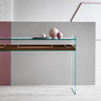 Exceptional Tonelli Design Quiller console built in extra clear glass with stylish bevelings and a solid Canaletto walnut tray