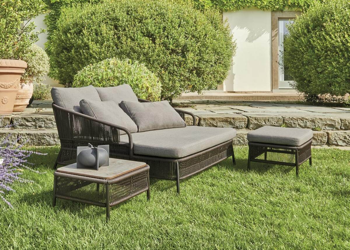 Exceptional Varaschin Cricket lounger with hand-woven synthetic fiber and grey cushions, built with a powder-coated aluminum structure