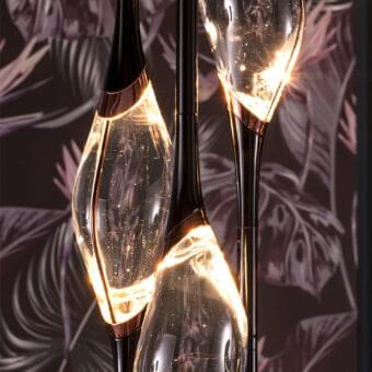 Distinguished Il Pezzo Mancante lamp with three clear crystal diffusers and refined brass stems in a dark glossy finish