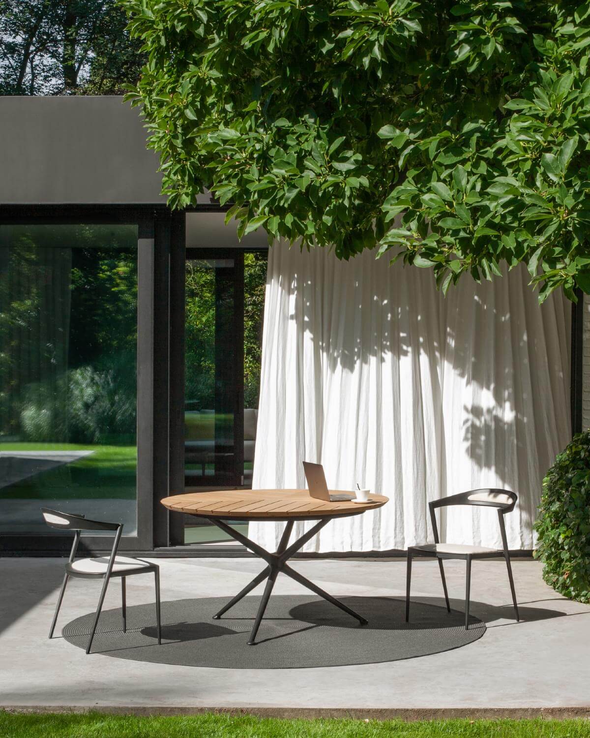 Superior Royal Botania Styletto chair with aluminum framing, a light textile seat and dark matte finish for ergonomic comfort