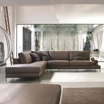 Exceptional Ditre Italia Artis sectional with warm brown textured leather upholstery and dark “Punto Pettine” stitching, built with a sleek metal base