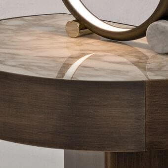 Distinguished Rugiano Inca nightstand with glossy light brown and beige marble tabletop and varnished bronze metal base