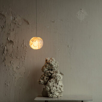 Exceptional Bocci 118 Single suspension lamp with hand-blown glass and warm glowing white finish