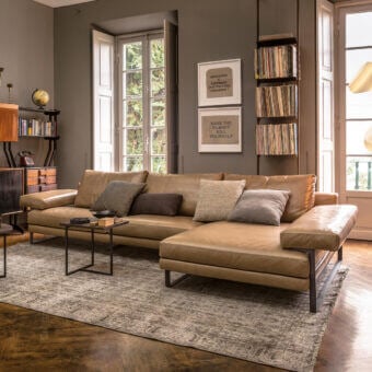 Lavish Arketipo Ego sectional with carved geometric lines in light tan leather and chromed metal feet