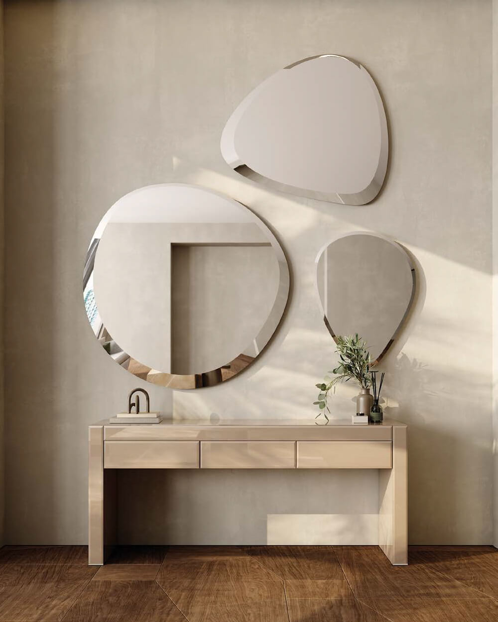 Superior Reflex Avantgarde console built in shiny lacquered wood with lacquered glass fronts for display and storage
