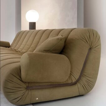 Superior Rugiano Snake sofa with padded structure wholly upholstered in light brown textile and dark brown trim details