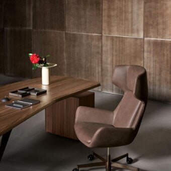 Distinguished Bonaldo Newton armchair with imposing brown leather upholstery and a swivel base built with black wheels