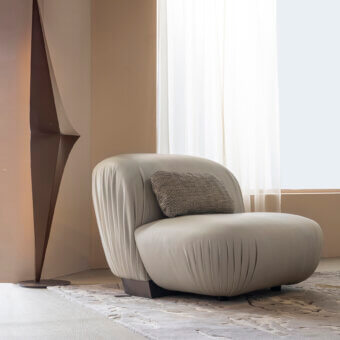 Lavish Bizzotto Italia Grand Pliage lounge chair with light beige leather-like cover and woven brown textile cushion in lacquered MDF wood