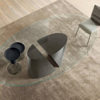 Captivating Lago Wadi elliptical table with clear glass and dark gray matte finish built with a divided base