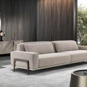 Superior Pacini & Cappellini Costanza sofa with light beige fabric upholstery and solid wood feet