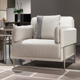 Distinguished Turri Zero lounge chair with light textured fabric upholstery, white armrests and platinum satin-finished metal structure