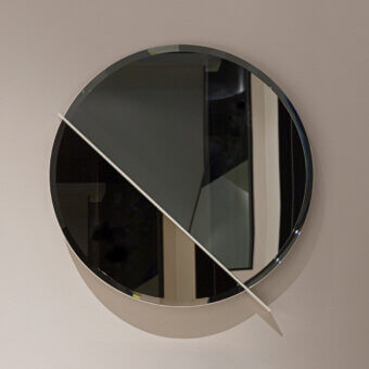 Elegant Turri Zero mirror with glossy lacquered wood, bronzed reflection and a vertical metal line