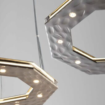 Exceptional Stillux Otto suspension lamp with heptagonal silhouette crafted from hammered metal in silver and gold tones
