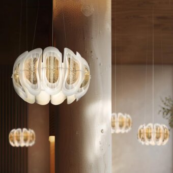Lavish Slamp Fiordlys suspension lamp crafted in Italy with layered Opalflex® and Lentiflex® materials in white and glittering gold