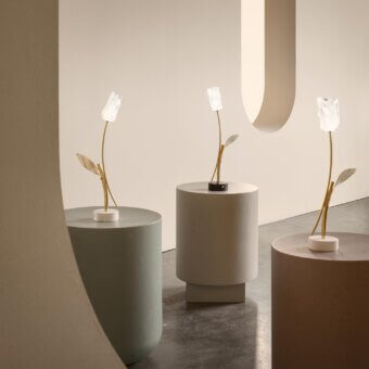 Exceptional Slamp Tulip Battery lamp with white Lentiflex blossom and anodized aluminum stem adorned in gold cracklé leaf