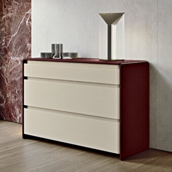 Exclusive Turri Zero dresser with rounded drawers in glossy lacquered off-white wood and dark red leather panels with platinum metal details