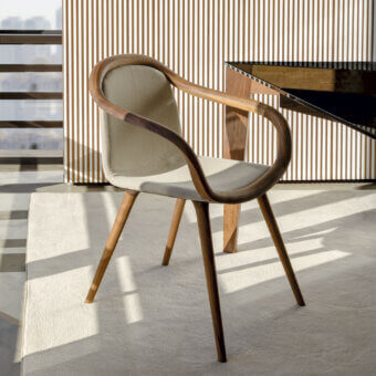 Distinguished Horm Ginevra armchair crafted with solid walnut wood and light beige premium textile upholstery