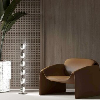 Elegant Stillux Circle floor lamp with stacked circular matt white glass diffusers and glossy silver hammered metal frame
