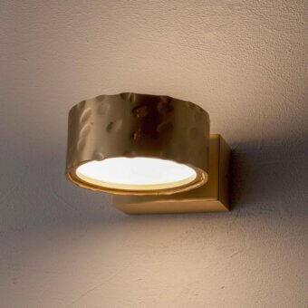 Superior Stillux Circle wall lamp with a textured finish and rustic golden hammered metal construction