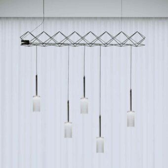 Exceptional Stillux Flow suspension lamp inspired by American metal structures with rectilinear matte black metal and striated glass pendants