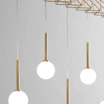Distinguished Stillux Flow suspension lamp with six pendants and matt white glass lampshades in a golden geometric structure