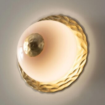 Exceptional Stillux Orbis wall lamp crafted in gold-colored hammered metal with hand-worked white and pinkish glass diffuser