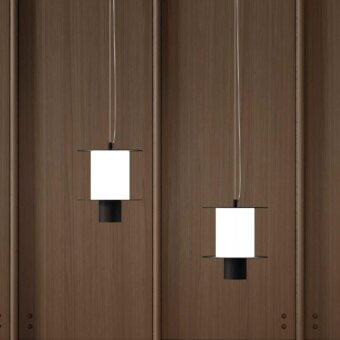 Distinguished Stillux Overlay suspension lamp with channeled glass diffuser in matt white and matte black metal disks