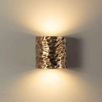 Exceptional Stillux Random wall lamp with cylindrical metal frame and matte silver hammered finish