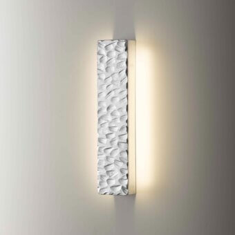 Sophisticated Stillux Random wall lamp with rectangular hammered metal and smooth light-colored side panel construction