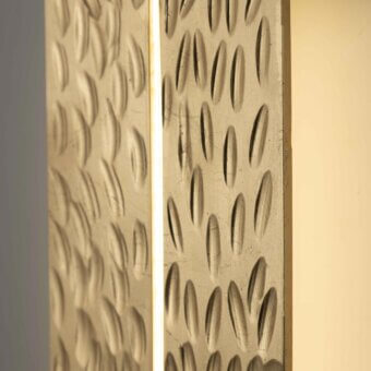 Distinguished Stillux Random wall lamp with a rectangular hammered metal frame in silver-gold tone and a central fissure