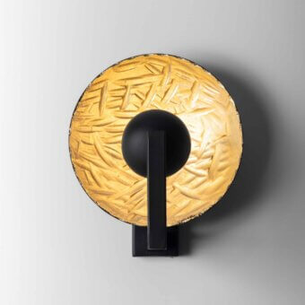 Superior Stillux Random wall lamp with a curved hammered gold metal structure and rigid black metal support