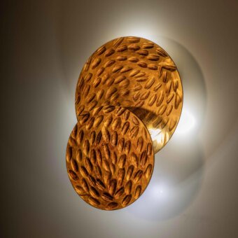Distinguished Stillux Random wall lamp crafted in Italy with overlapping hammered metal discs and textured golden finish