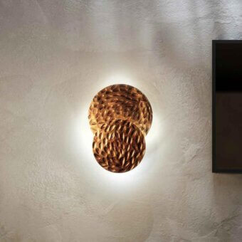 Superior Stillux Random wall lamp handcrafted in Italy with overlapping hammered metal discs in warm bronze or copper tone