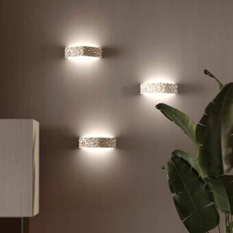 Superior Stillux Square wall lamp with geometric form and triangular white glass diffuser in hammered metal with silver finish